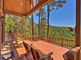 Peaceful Cabin with Deck and Scenic Mtn Views!，位于芒廷维尤的酒店