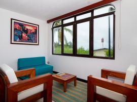 Galapagos Apartments - Bay View House，位于阿约拉港的海滩短租房