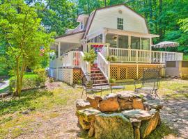 Secluded Chattanooga Getaway with Deck and Yard!，位于查塔努加Raccoon Mountains Caverns附近的酒店