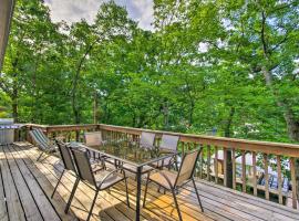 Private Boat Dock Lakefront Eldon Home!，位于Eldon的酒店