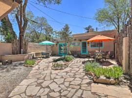 Authentic Adobe Abode Less Than 1 Mile to Sante Fe Plaza!，位于圣达菲的酒店