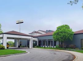 堪萨斯城南庭院酒店，位于堪萨斯城Webster University - Kansas City附近的酒店