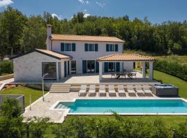 Luxury villa Edoardo with pool in Visinada，位于维齐纳达的别墅