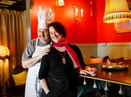 Hemma hos Jeanette & Micke på Peresgården，位于Vikarbyn的酒店