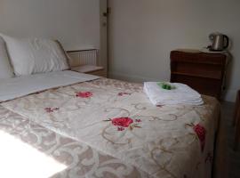 Renovated 4-Bed Home Sleeps 9 with Parking & Spa，位于布莱克浦的酒店