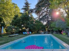 1560- Domaine Des Cinq Jardins- A Magical and Authentic Mansion，位于弗维沃的宾馆