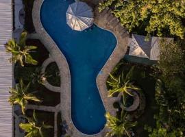 Lovely Condo near monkey habitat and beach，位于奎波斯城的酒店
