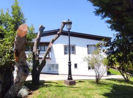 Apartamentos El Xardín，位于Cabrafigal的酒店
