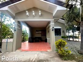 Casita Mia - Guest House for 9pax with WIFI, NETFLIX, YOUTUBE, KARAOKE, CAN COOK and BBQ，位于Malolos的旅馆