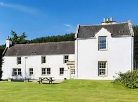 Garbity Farmhouse - beautiful 6-bedroom Farmhouse with open fires