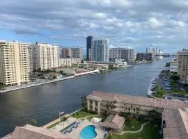 Chic Beach Studio Walk to Shore Sleeps 4 -14B