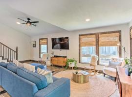 Tool Waterfront Home with Hot Tub and Fire Pit!，位于Tool的酒店