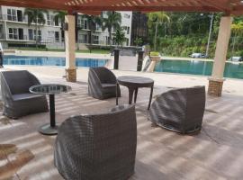 Affordable Tagaytay Monteluce 2 BR LOFT with pool 82，位于锡朗的家庭/亲子酒店