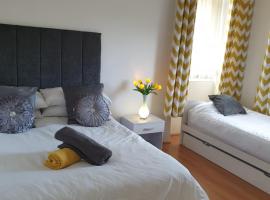 Troon Beach Town Golf Apartment Troon Ayrshire，位于特伦的酒店