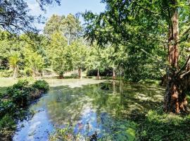 Peaceful cottage in beautiful landscaped native bush gully，位于Tamahere的木屋