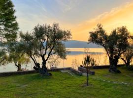 Seafront Traditional Stone House in Sunset Olive Grove - B，位于Alyfantá的酒店