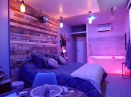 La Suite Côté Pool-House Piscine, Sauna & Jacuzzi privatifs，位于伊斯特尔的酒店