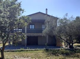 Jolie maison à louer dans les Cévennes，位于Saint-Christol-lès-Alès的酒店