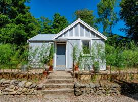 Tin Cabin in peaceful Angus glen，位于Glenogil的度假屋