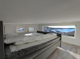 New villa, 45sqm, 2 bedrooms, loft, 80m from beach, fantastic views & very quiet area，位于Onsala的度假屋
