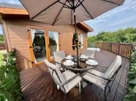 Buttercup Lodge With Hot Tub，位于Little Habton的酒店