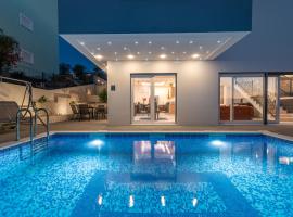 Luxury Villa Sun Stone heated pool & whirlpool，位于特罗吉尔的度假村