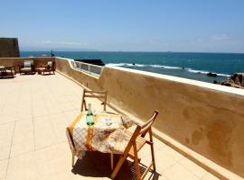 恩萨尔科里托管宾馆，位于阿卡的海滩短租房