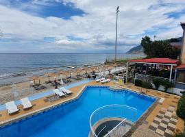 Pebble Beach Hotel，位于Ágios Isídoros的酒店