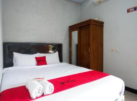 RedDoorz Syariah near Rumah Sakit Bhina Bhakti Husada，位于Rembang的酒店