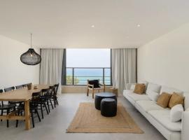 Stylish & Spacious 3 bedroom apartment by the Sea，位于内坦亚希洛尼特海滩附近的酒店