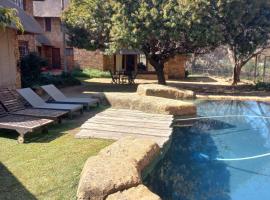 Khaya Africa Guesthouse，位于米德兰的酒店