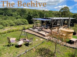 The Good Life Wales with Hot tubs，位于Llywel的酒店