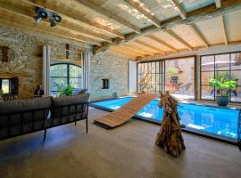 Loft Industriel privé climatisé Piscine intérieure Terrasse SPA et jardin，位于Alzonne的酒店