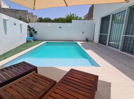The Poolside Bliss，位于San Ġwann的酒店