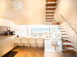 Sea front panoramic duplex roof-top，位于荷兹利亚的酒店