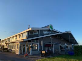 Hotel E-10 by First，位于基律纳的酒店