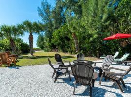 You can't get closer to the beach than this beachy 3 bedroom condo，位于西耶斯塔岛的酒店