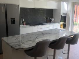 5 bedroom house in Orpington，位于奥平顿的酒店