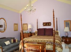 Heritage Inn #12 Honeymoon Suite by KABINO on ground level，位于Snowflake的酒店
