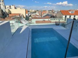 60 Balconies Iconic，位于马德里的带泳池的酒店