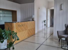 MANOR Boutique Hotel，位于Cabaj的酒店