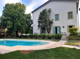 Montresora, villa con piscina privata tra il Lago di Garda e Verona，位于索纳的带泳池的酒店