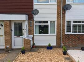 KB99 Comfy 2 Bedroom House in Horsham, pets very welcome with easy links to London and Gatwick，位于Roffey的酒店