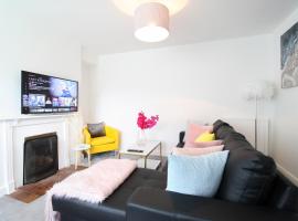Virexxa Aylesbury Centre - Deluxe Suite - 3Bed House with Free Parking，位于艾尔斯伯里的公寓