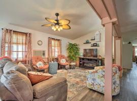 Homosassa Retreat with Sunroom and Canal Views!，位于霍莫萨萨尤利糖厂历史遗址州立公园附近的酒店