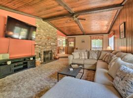 Charming Pymatuning Lake House Near Park and Beach，位于Andover的酒店