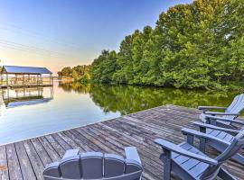 Luxurious Waterfront Home on Pickwick Lake!，位于Counce的酒店