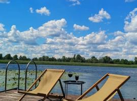 Дом в лесу на берегу Днепра для отдыха с купелью на дровах, аппартоменты，位于Budishche的带泳池的酒店