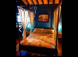 Room in Guest room - Beautiful rural house in Valeria，位于Valeria的住宿加早餐旅馆