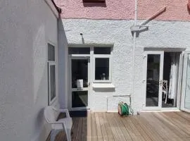 SINGER HOUSE ,PAIGNTON SEAFRONT ,SLEEPS 6 , 2 BEDROOM GROUND FLOOR SELF CONTAINED GARDEN FLAT , PRIVATE ENTRANCE , KITCHEN , Guaranteed Parking ,Wifi , Movies ,Bathroom ,fridge , microwave ,BEDROOM 1, DOUBLE BED & 2 SINGLE BEDS ,BEDROOM 2 , DOUBLE BED